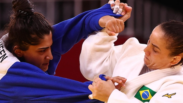 Deux judokas se tiennent fermement pendant un combat.