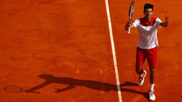 Novak Djokovic salue la foule après une victoire au Masters de Monaco Novak Djokovic salue la foule après une victoire au Masters de Monaco