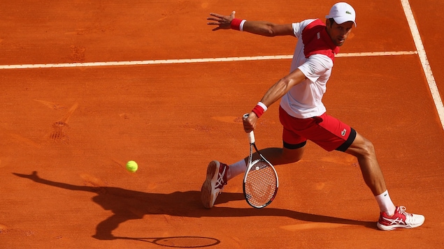Novak Djokovic effectue un revers lors de son premier match sur la terre battue à Monaco Novak Djokovic effectue un revers lors de son premier match sur la terre battue à Monaco