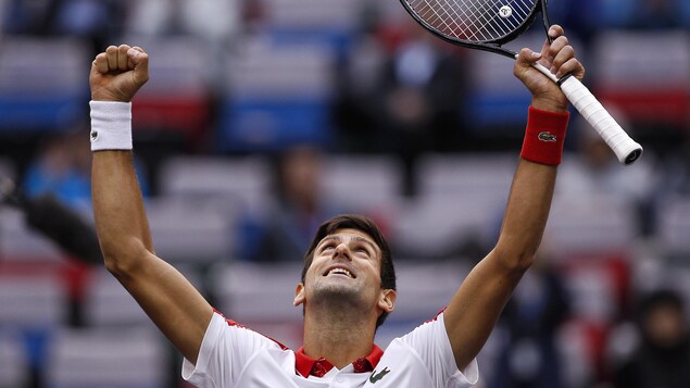Novak Djokovic, les bras levés au ciel, célèbre sa victoire qui le place dans le carré d'as au Masters de Shanghai. Novak Djokovic, les bras levés au ciel, célèbre sa victoire qui le place dans le carré d'as au Masters de Shanghai.