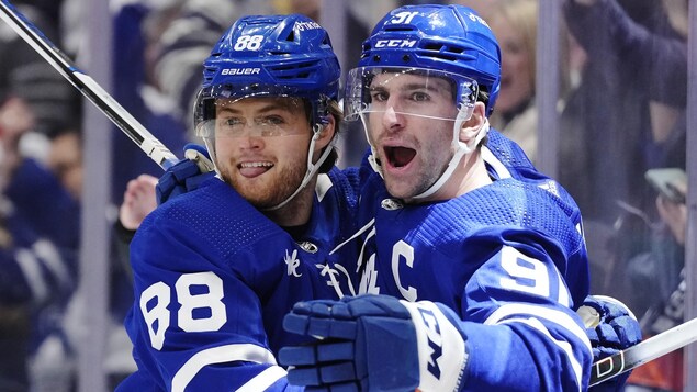 Les Maple Leafs passent le Lightning à tabac pour égaliser la série