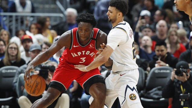 Deux joueurs de basketball