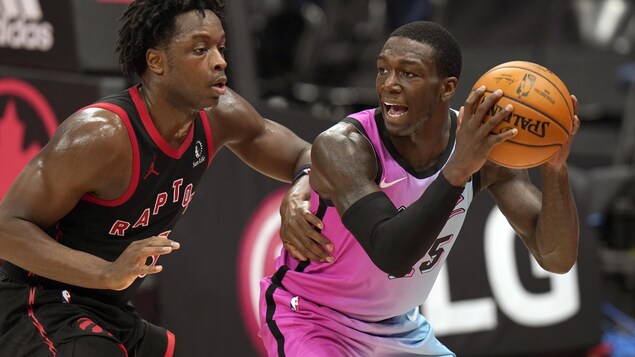 Avec sa main gauche, Anunoby pousse Nunn, qui tient le ballon.