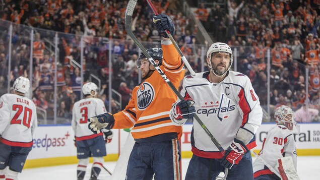 Connor McDavid donne la victoire aux Oilers en prolongation