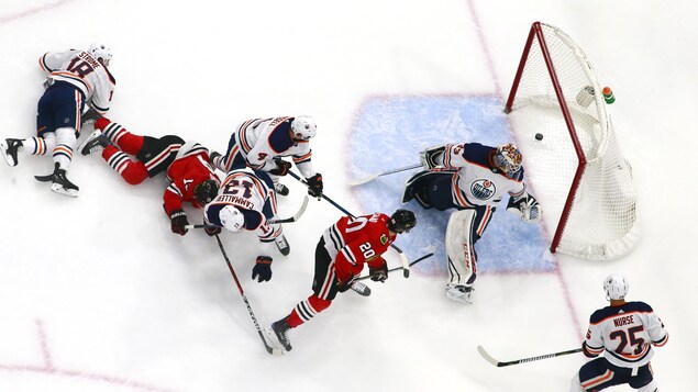 Brandon Saad compte un but contre le gardien Cam Talbot. Brandon Saad compte un but contre le gardien Cam Talbot.