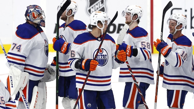 Les joueurs des Oilers félicitent le gardien Stuart Skinner après une victoire à Winnipeg, le 1er octobre 2022. 