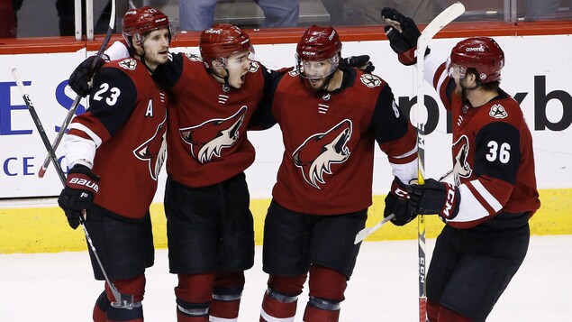 Oliver Ekman-Larsson (no 23), Clayton Keller (no 9), Tobias Rieder (no 8) et Christian Fischer (no 36) célèbrent un but des Coyotes. Oliver Ekman-Larsson (no 23), Clayton Keller (no 9), Tobias Rieder (no 8) et Christian Fischer (no 36) célèbrent un but des Coyotes.
