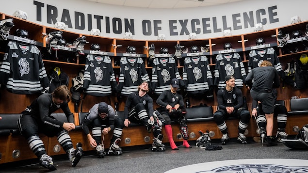 Les joueurs des Olympiques vident leur vestiaire avec le cœur gros