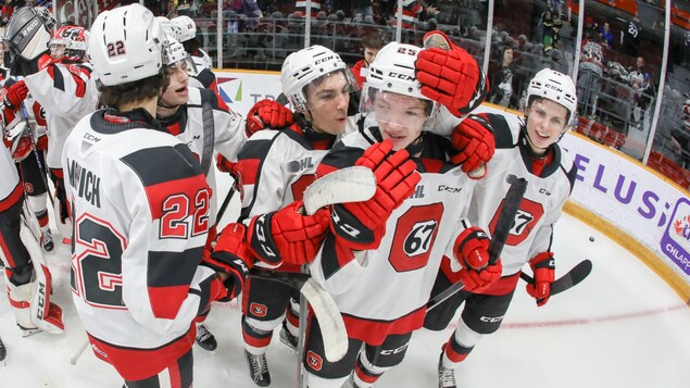 Les joueurs des 67 célèbrent une victoire.