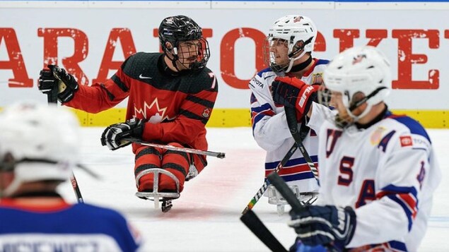Un Canadien et un Américain discutent avant une mise en jeu.