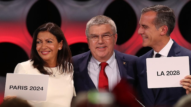 Anne Hidalgo, mairesse de Paris, Thomas Bach, président du CIO, et Eric Garcetti, maire de Los Angeles Anne Hidalgo, mairesse de Paris, Thomas Bach, président du CIO, et Eric Garcetti, maire de Los Angeles