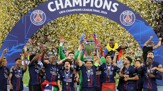 Des joueurs célèbrent leur victoire avec un trophée.