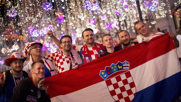 Des partisans croates célèbrent, dans les rues de Moscou, la victoire des leurs en demi-finales face à l'Angleterre Des partisans croates célèbrent, dans les rues de Moscou, la victoire des leurs en demi-finales face à l'Angleterre