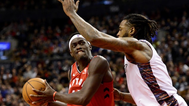 Deux joueurs de basketball