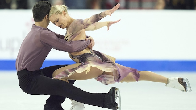 Marjorie Lajoie et Zachary Lagha patinent.