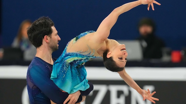 Deanna Stellato-Dudek et Maxime Deschamps patinent pour leur programme libre.
