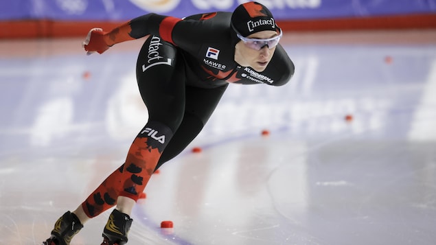 Une patineuse de vitesse effectue un virage.