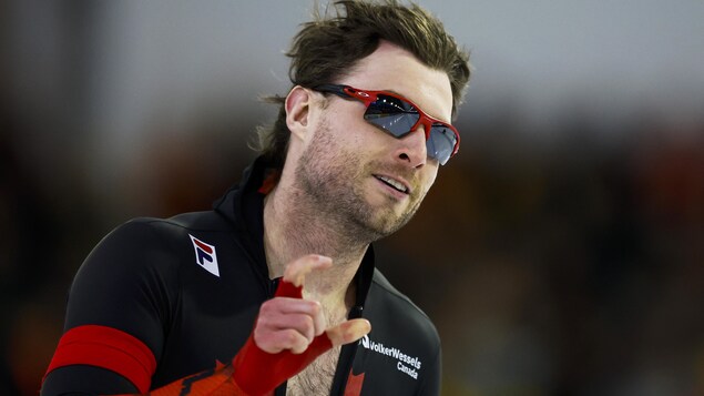 Laurent Dubreuil fait signe d'un petit écart avec sa main après une course.