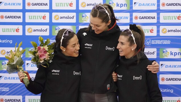 Elles célèbrent leur victoire sur le podium.