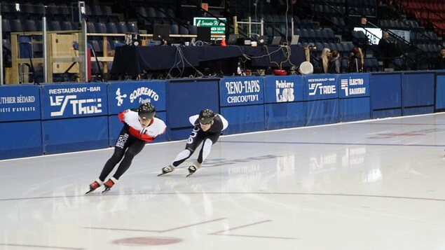 Deux patineurs sur la glace s'entraînent au centre Georges-Vézina.