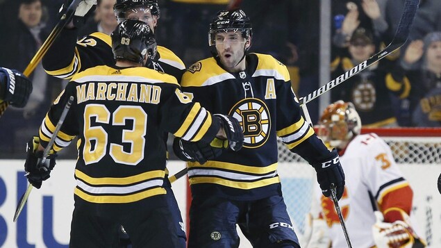 Brad Marchand félicite Patrice Bergeron qui vient d'inscrire son deuxième but du match. Brad Marchand félicite Patrice Bergeron qui vient d'inscrire son deuxième but du match.