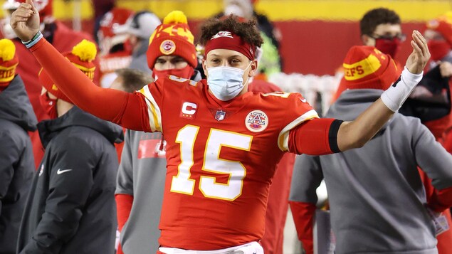 Le quart vedette des Chiefs de Kansas City lève les bras.