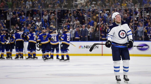 Patrik Laine assiste aux célébrations d'après-match des Blues.
