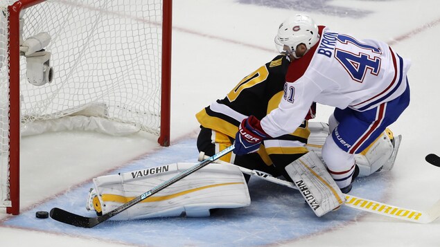 Paul Byron (à droite) déjoue le gardien Matt Murray Paul Byron (à droite) déjoue le gardien Matt Murray