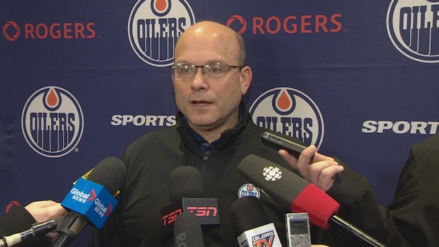 le directeur général des Oilers, Peter Chiarelli s'adresse aux médias. le directeur général des Oilers, Peter Chiarelli s'adresse aux médias.