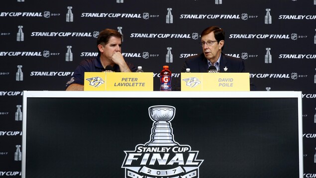 Peter Laviolette (gauche) et David Poile (droite) Peter Laviolette (gauche) et David Poile (droite)