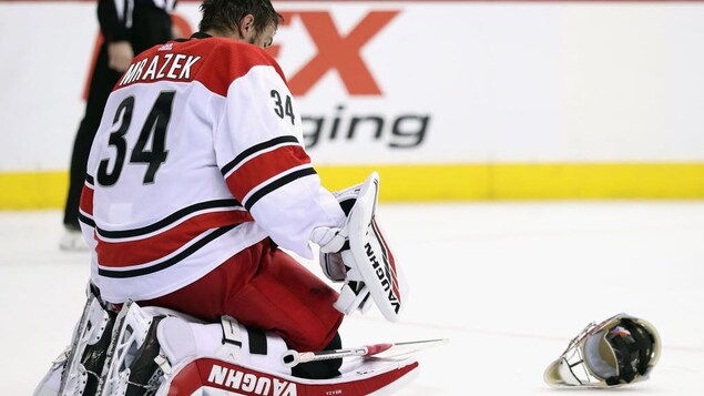 Petr Mrazek des Hurricanes de la Caroline