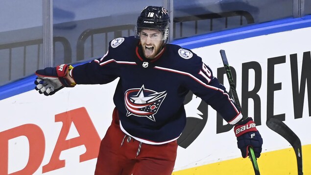 Le joueur de hockey célèbre son but.