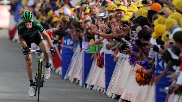 Pierre Rolland remporte la 19e étape du Tour de France en 2011, au sommet de l'Alpe d'Huez. Pierre Rolland remporte la 19e étape du Tour de France en 2011, au sommet de l'Alpe d'Huez.
