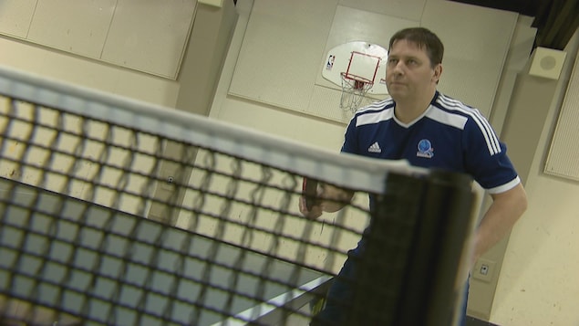 Le père de la famille Bernier qui partage la passion du tennis de table.