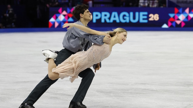 Deux patineurs artistiques en action.