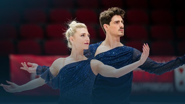 Un couple de danseurs sur glace tend un bras et regarde au loin.