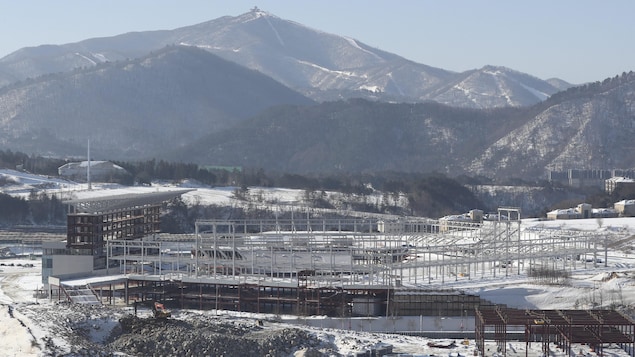 La place olympique de Pyeongchang, lieu des cérémonies d'ouverture et de fermeture, en construction, le 3 février 2017 La place olympique de Pyeongchang, lieu des cérémonies d'ouverture et de fermeture, en construction, le 3 février 2017