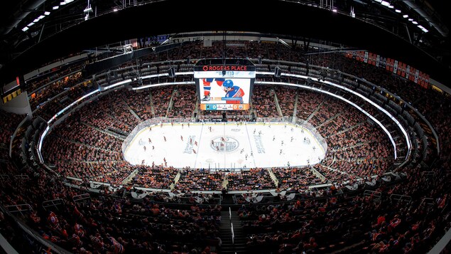 Vue de la patinoire et des gradins de la Place Rogers, lors d'un entraînement d'avant-match entre les Oilers et les Sharks. Vue de la patinoire et des gradins de la Place Rogers, lors d'un entraînement d'avant-match entre les Oilers et les Sharks.