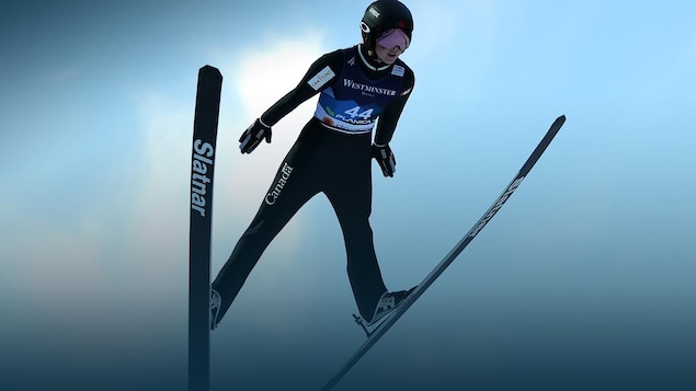 Une spécialiste du ski en position aérodynamique dans les airs