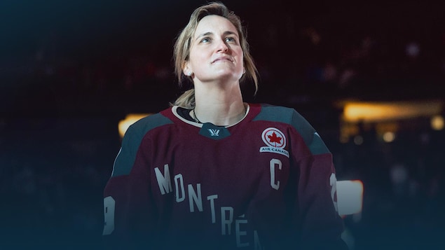 Une joueuse de hockey avec un chandail bourgogne regarde vers le haut 