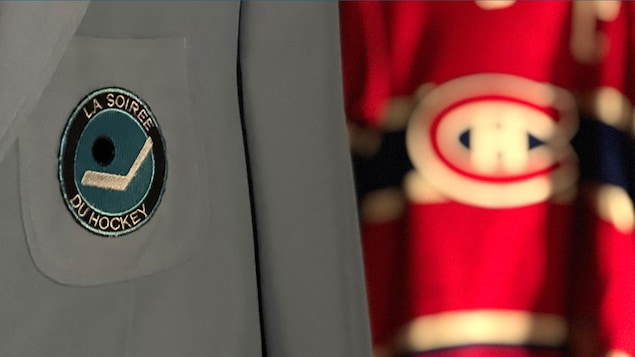 Un veston bleu poudre avec le logo de la Soirée du hockey à côté d'un chandail rouge du Canadien de Montréal