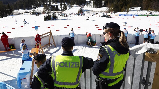 Ils surveillent l'action dans la zone d'arrivée aux mondiaux de ski de fond à Seefeld.