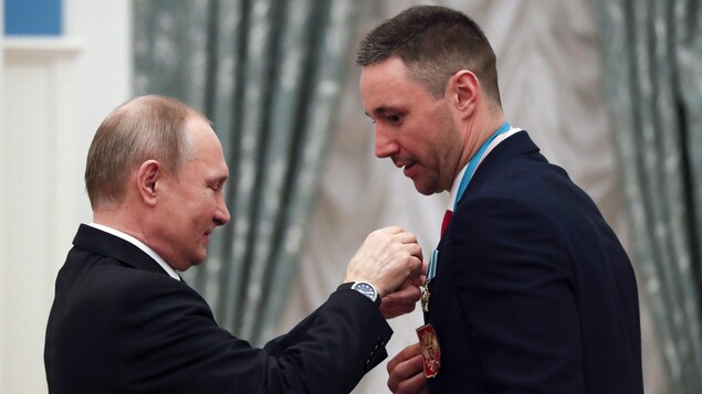 Vladimir Poutine remet la médaille de l'Ordre de l'amitié à Ilya Kovalchuk, après la victoire des athlètes olympiques de Russie en finale du hockey masculin aux Jeux de Pyeongchang. Vladimir Poutine remet la médaille de l'Ordre de l'amitié à Ilya Kovalchuk, après la victoire des athlètes olympiques de Russie en finale du hockey masculin aux Jeux de Pyeongchang.