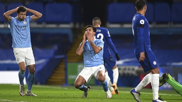 Deux joueurs de Manchester réagissent avec désarroi après un coup raté sur un penalty.