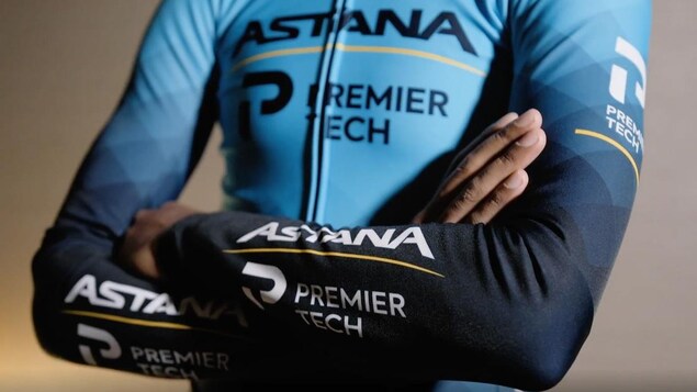 Un cycliste arbore le nouveau maillot de l'équipe du WorldTour.