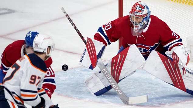 Cayden Primeau effectue l'arrêt devant Connor McDavid.