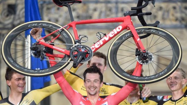 Il soulève son vélo à bout de bras pour célébrer sa troisième victoire d'affilée au Tour d'Espagne. 