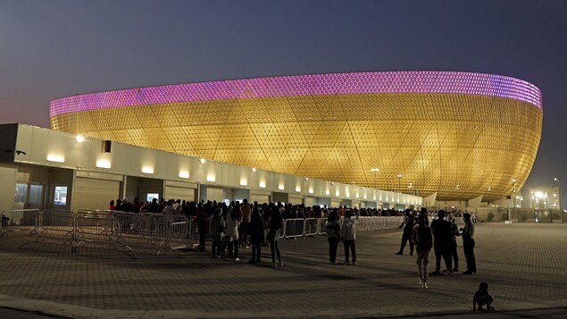 Le stade Lusail illuminé dans la nuit.