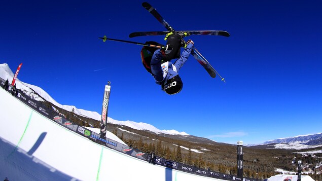 Rachael Karker réalise une manoeuvre, tête à l'envers, au Dew Tour 2018, à Breckenridge, au Colorado.