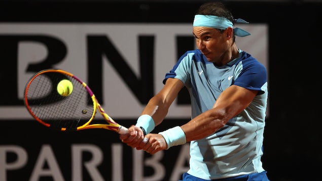 Rafael Nadal joue un coup de revers pendant le match.